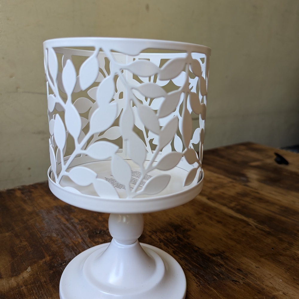 2 Elegant White Leaf Candle Holder